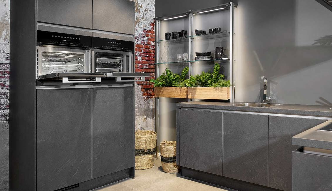 Compacte luxe keuken, kastenwand met ovens