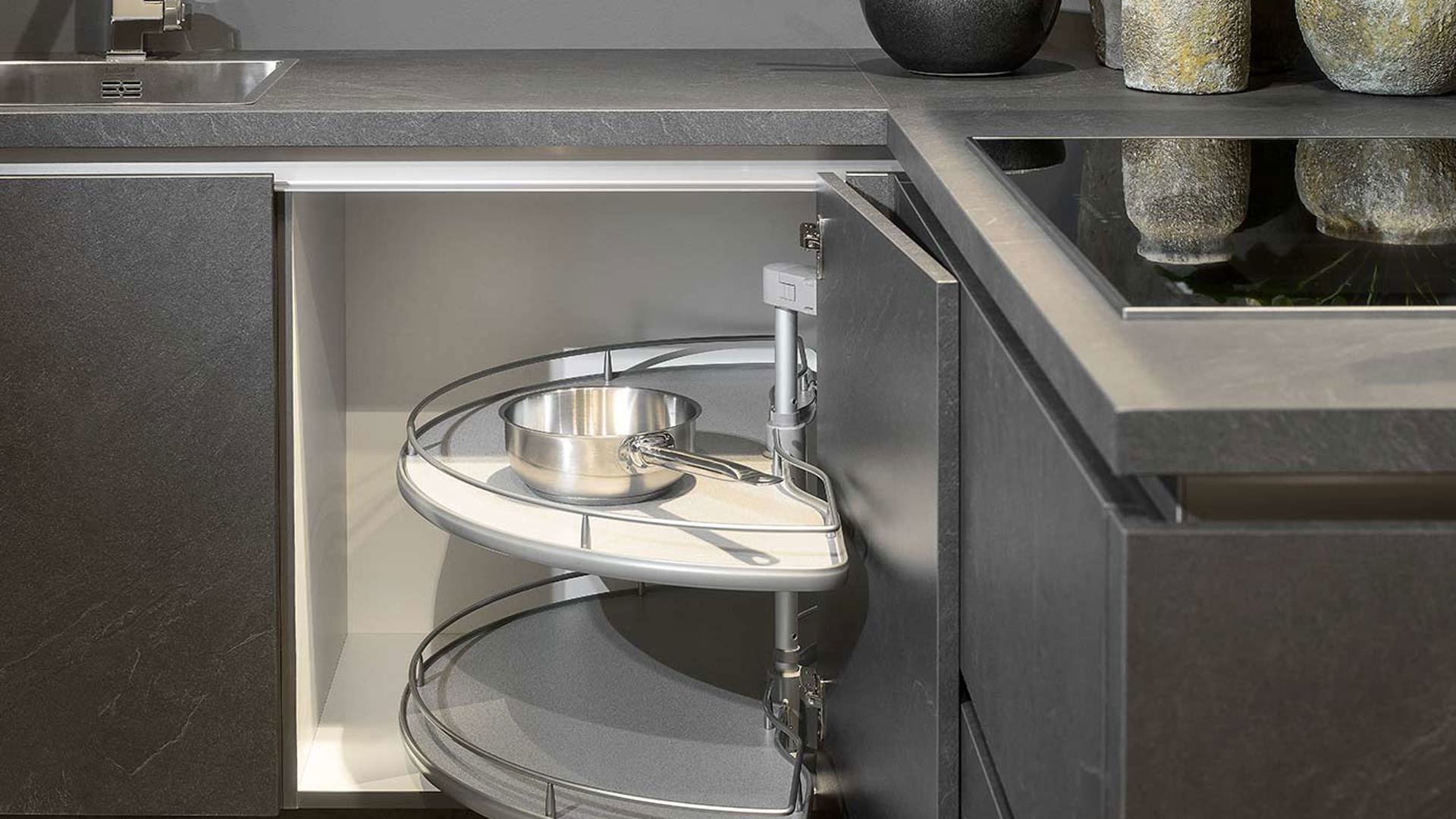 Compacte luxe keuken, kast met draaiplateaus