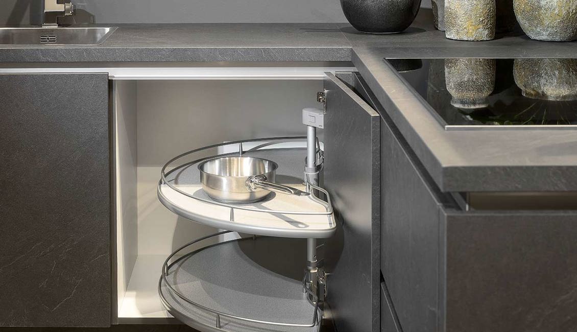 Compacte luxe keuken, kast met draaiplateaus