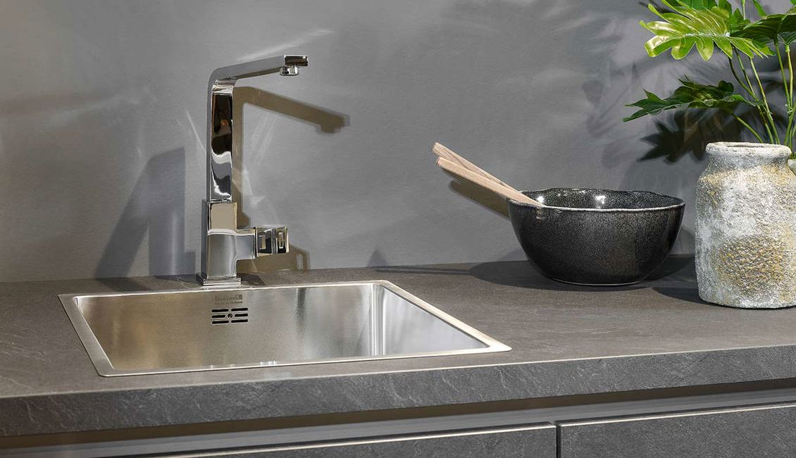 Compacte luxe keuken, kraan en spoelbak