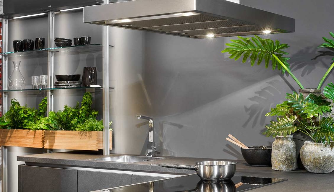Compacte luxe keuken, inductiekookplaat en afzuigkap