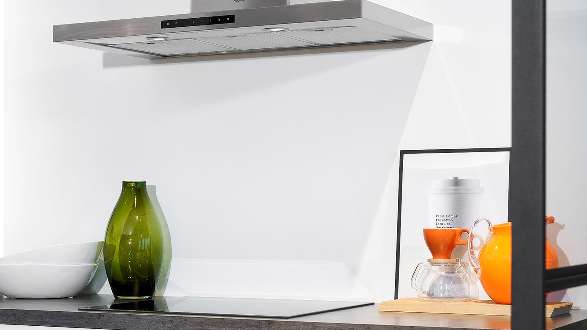 Witte tijdloze keuken, inductiekookplaat en afzuigkap