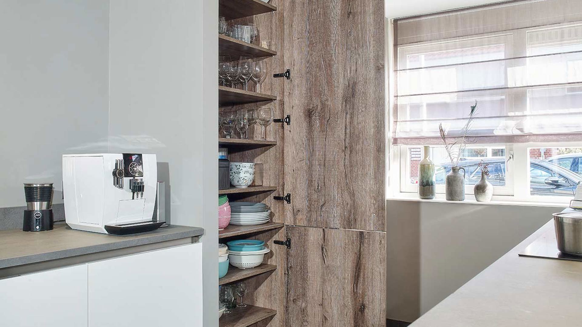 Industriële keuken Katwijk, houten kastenwand