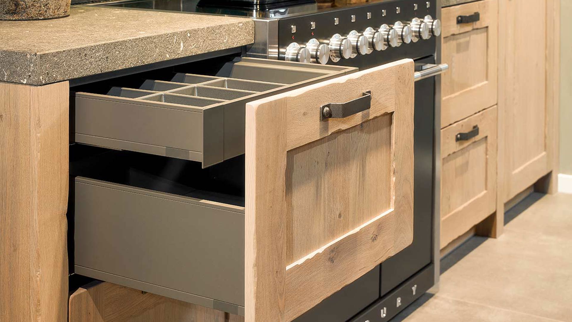 Massief eiken keuken, lade met bestekindeling