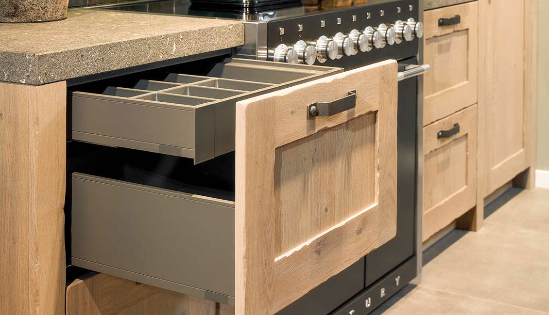 Massief eiken keuken, lade met bestekindeling