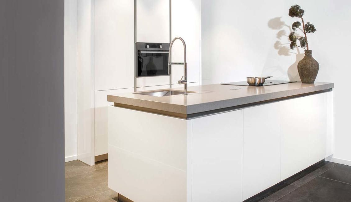 Moderne keuken met eiland