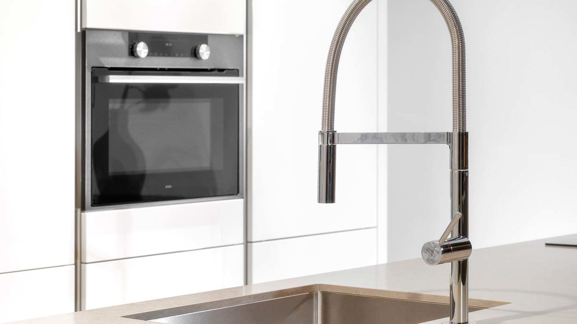 Moderne keuken met eiland, spoelbak en kraan