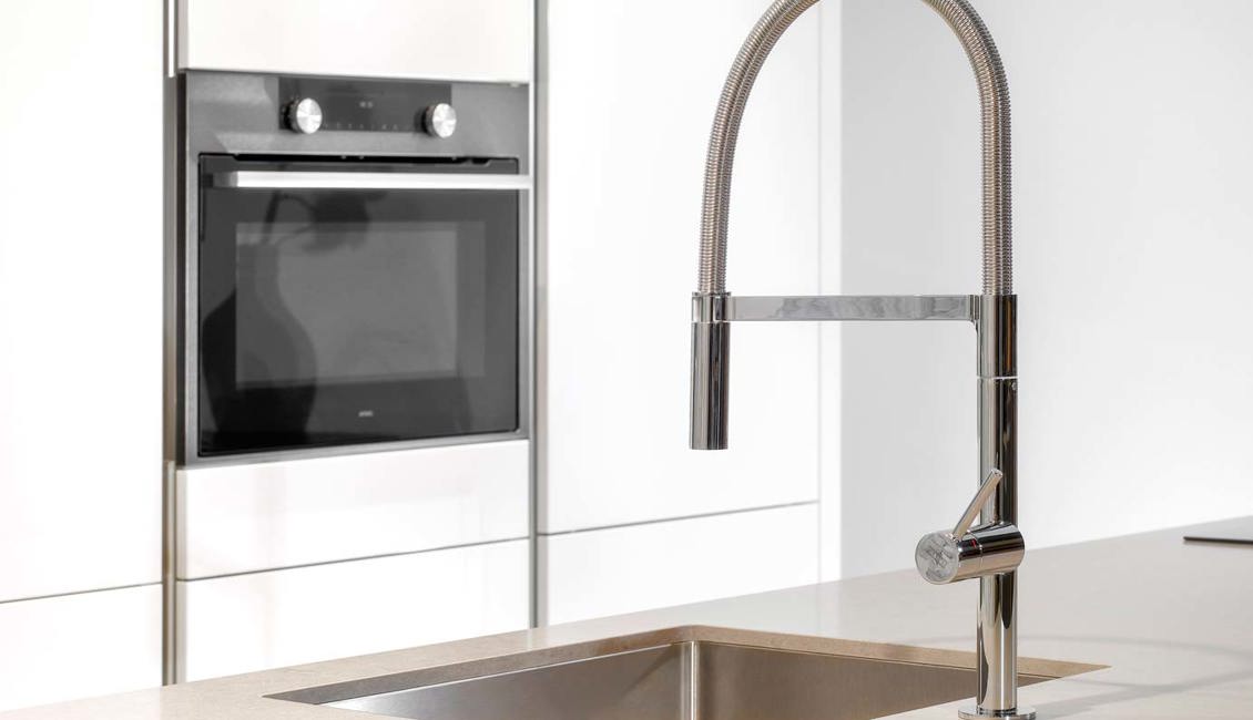 Moderne keuken met eiland, spoelbak en kraan