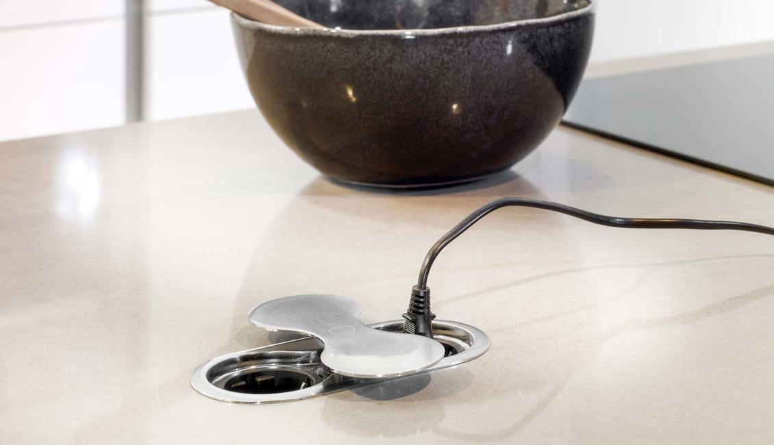 Moderne keuken met eiland, stekkerdoos
