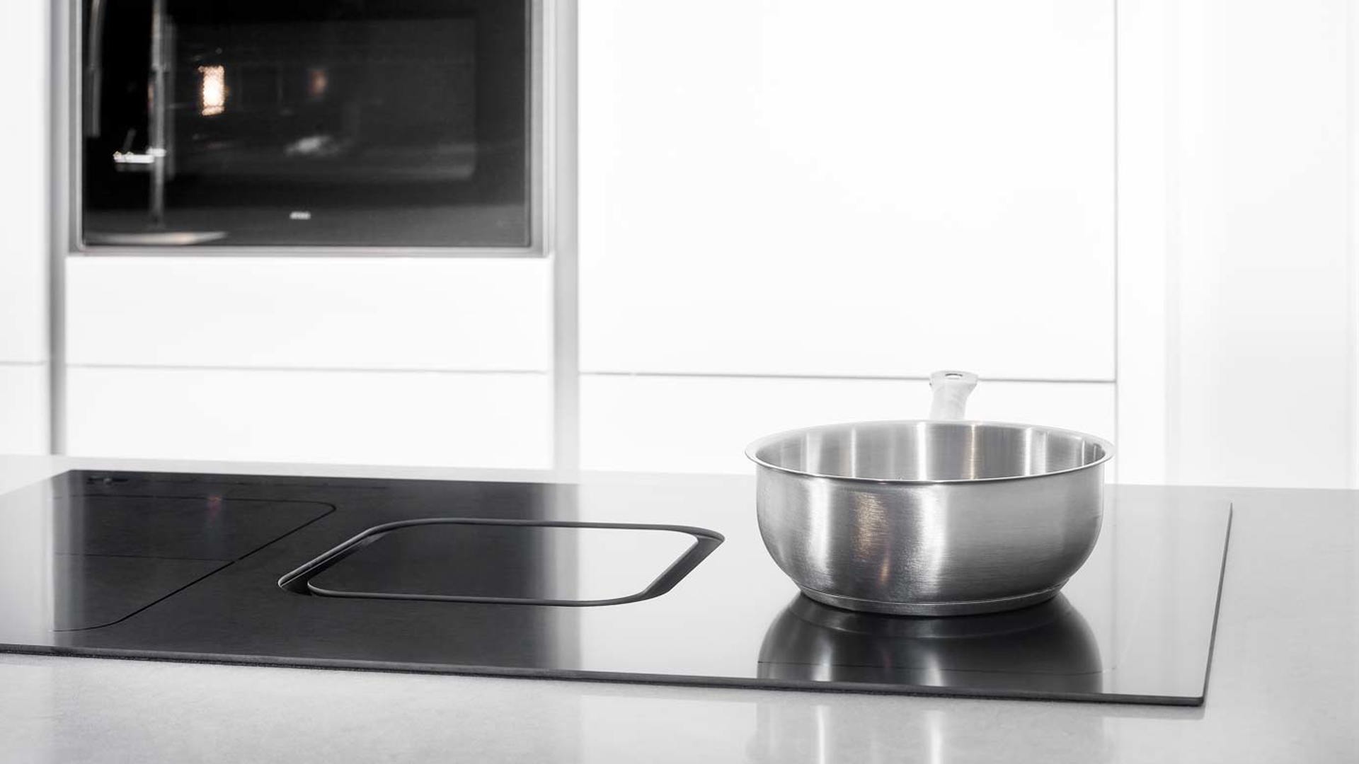 Moderne keuken met eiland, inductiekookplaat met afzuiging