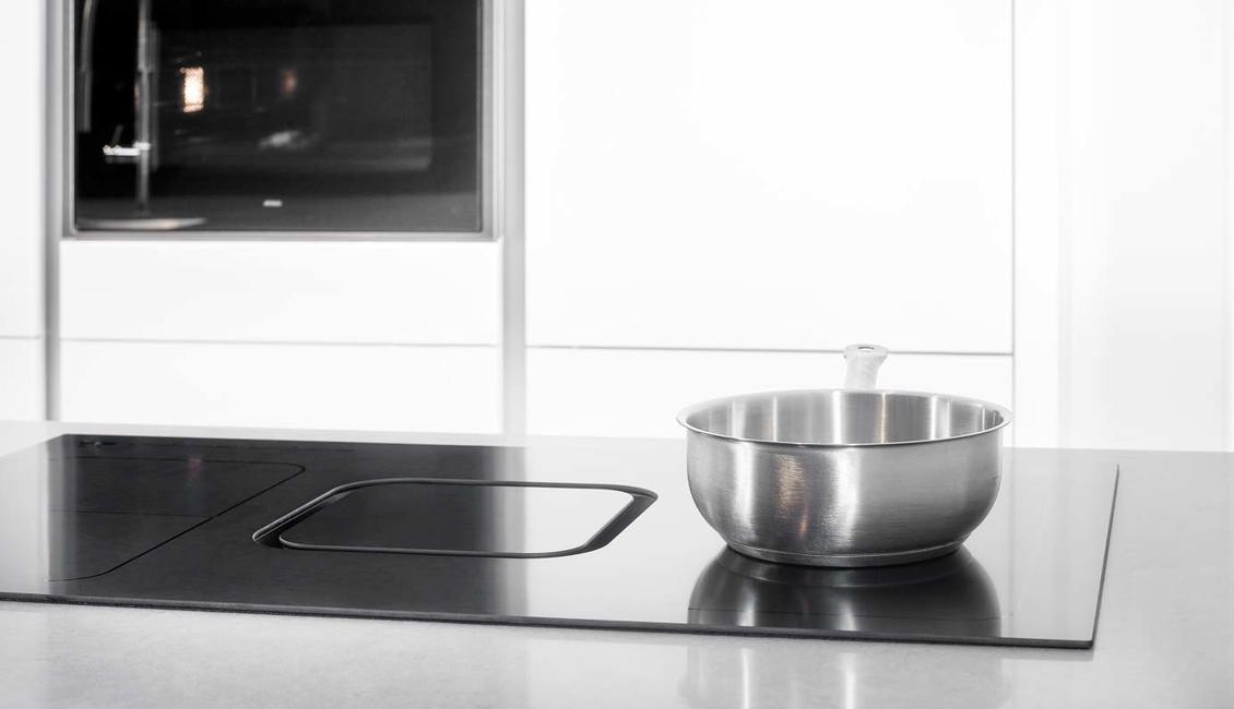 Moderne keuken met eiland, inductiekookplaat met afzuiging