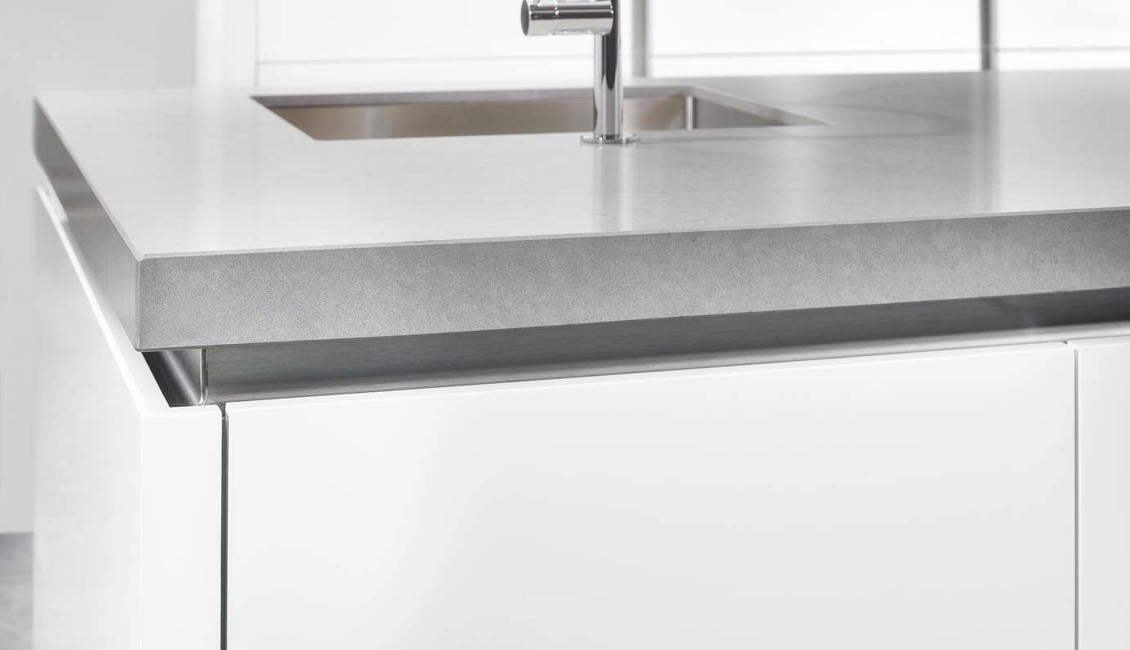 Moderne keuken met eiland, werkblad composiet