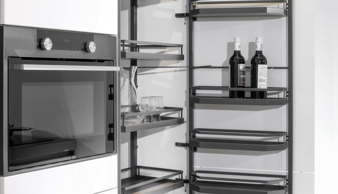 Moderne keuken met eiland, koelkast