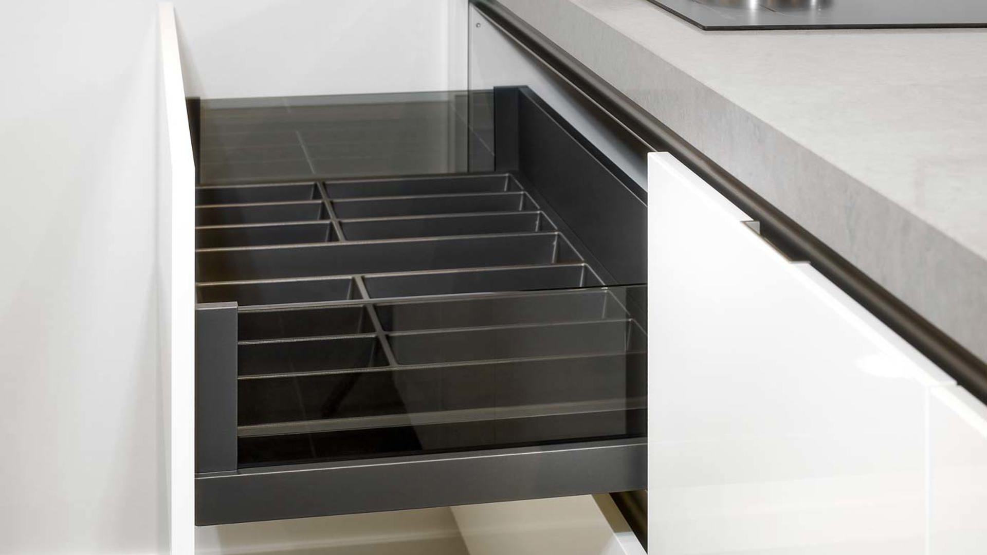 Moderne keuken met eiland, luxe laden met rookglas
