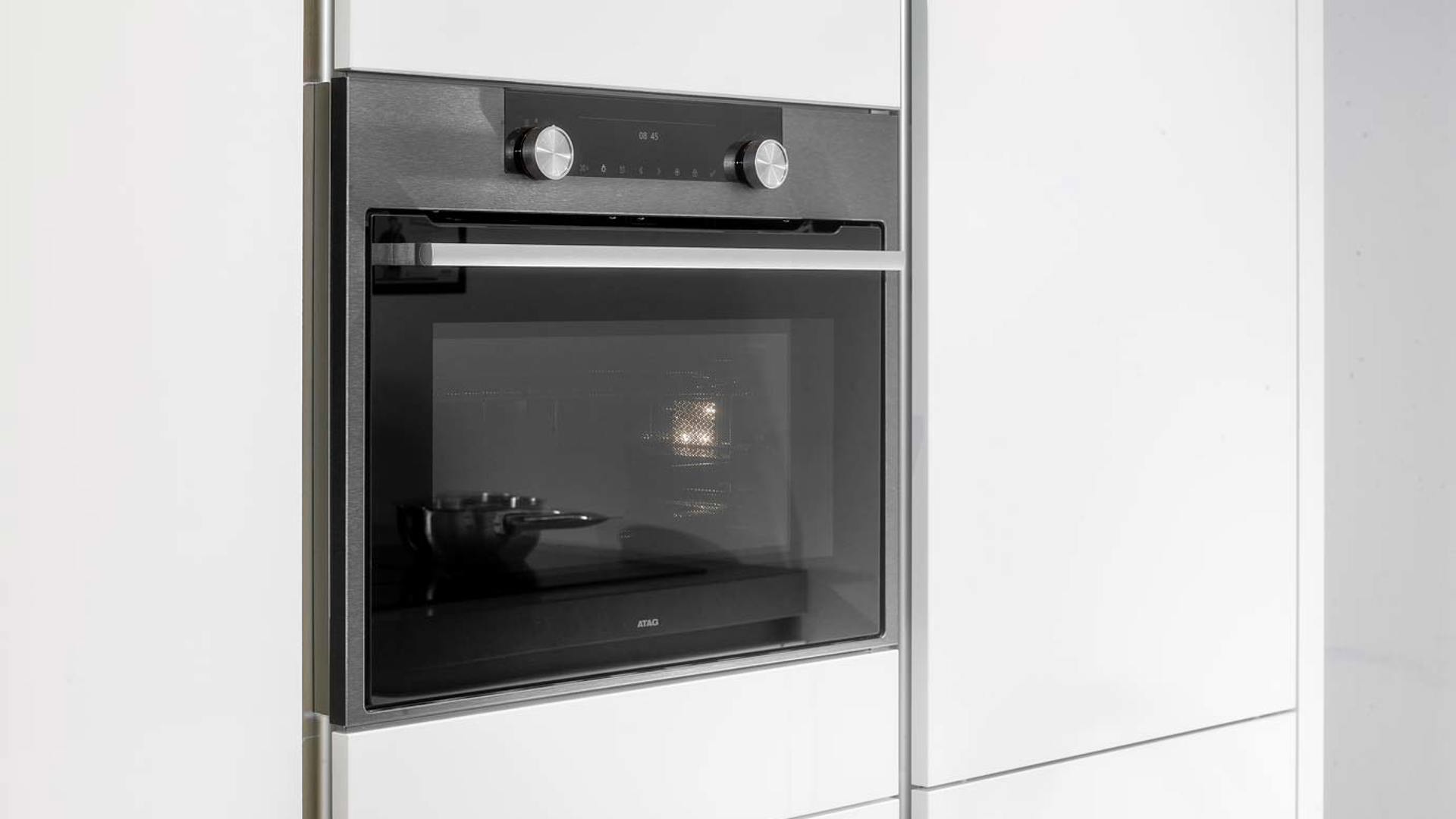 Moderne keuken met eiland, oven