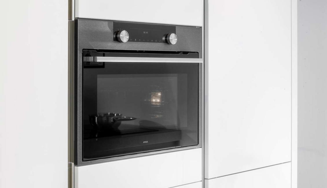 Moderne keuken met eiland, oven