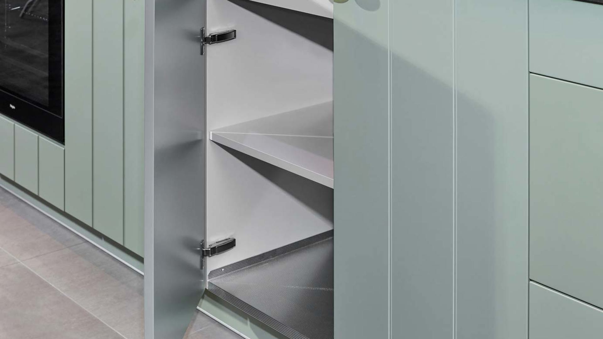Landelijk groene keuken, spoelkast met aluminium bodemplaat