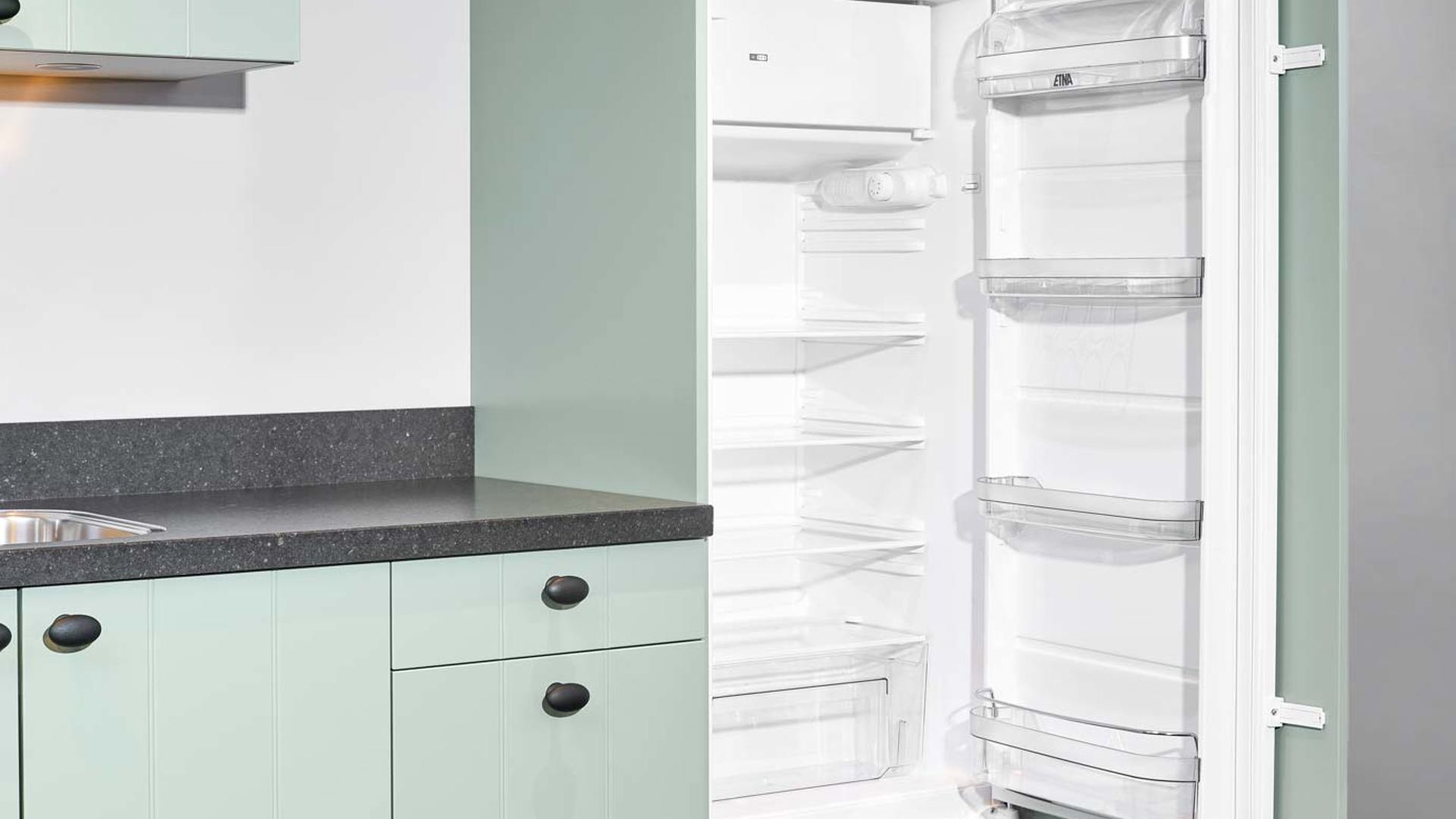 Landelijk groene keuken, koelkast
