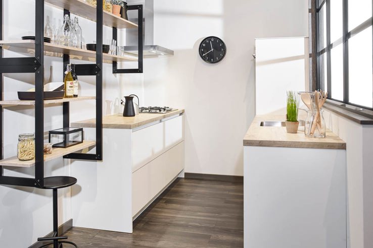 Industriële parallel keuken in de kleur wit en met een houtlook aanrechtblad