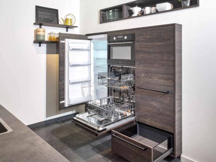 Parallelle keuken slim ingedeeld qua apparatuur en design nis boven ingebouwde kastenwand