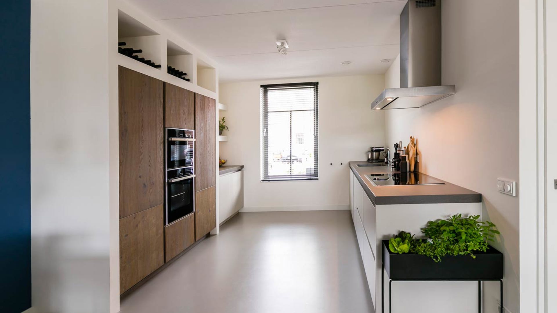 Parallel keuken met kastenwand van hout en standbouw