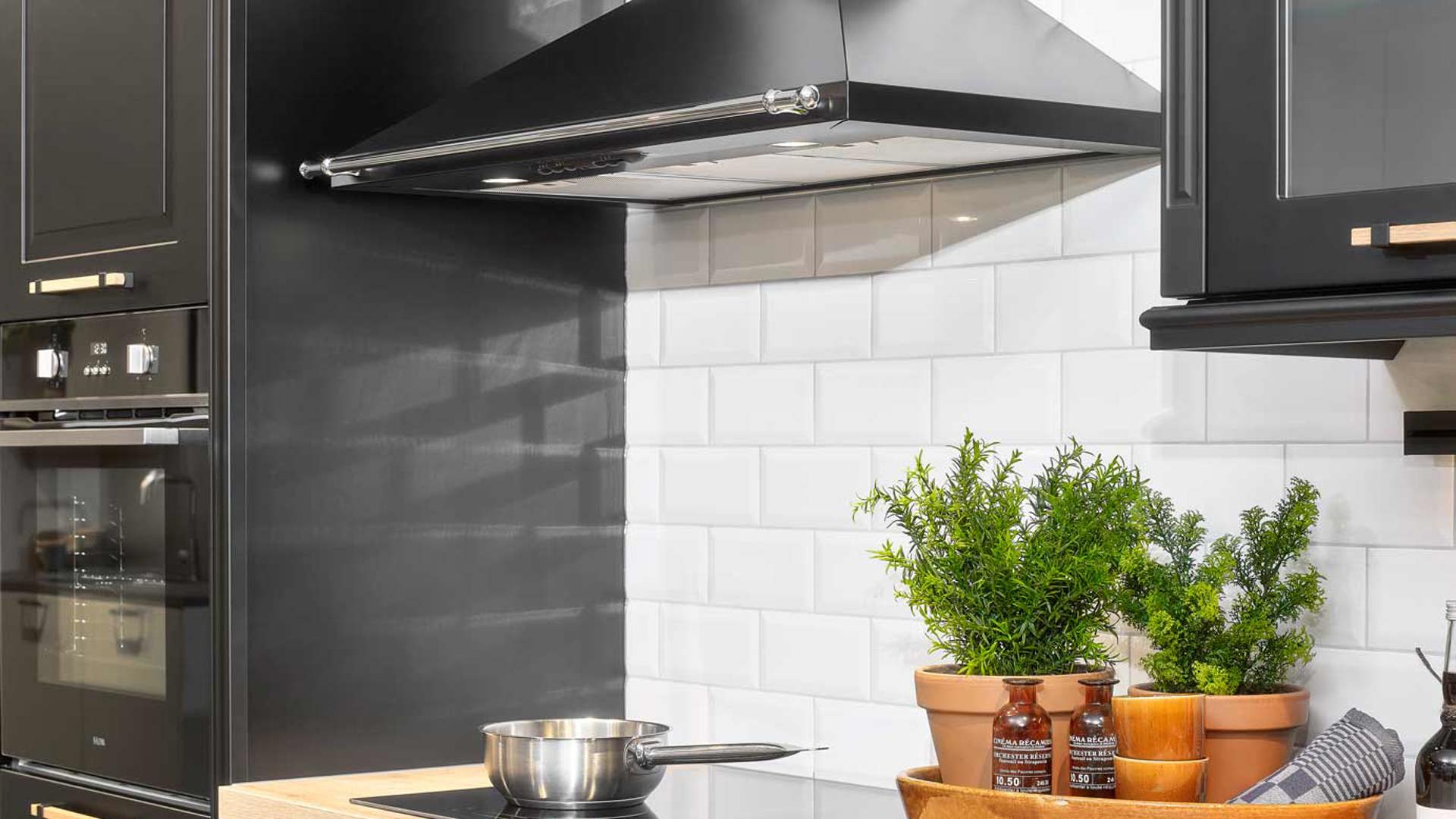 Landelijk zwarte keuken, inductiekookplaat met afzuigkap