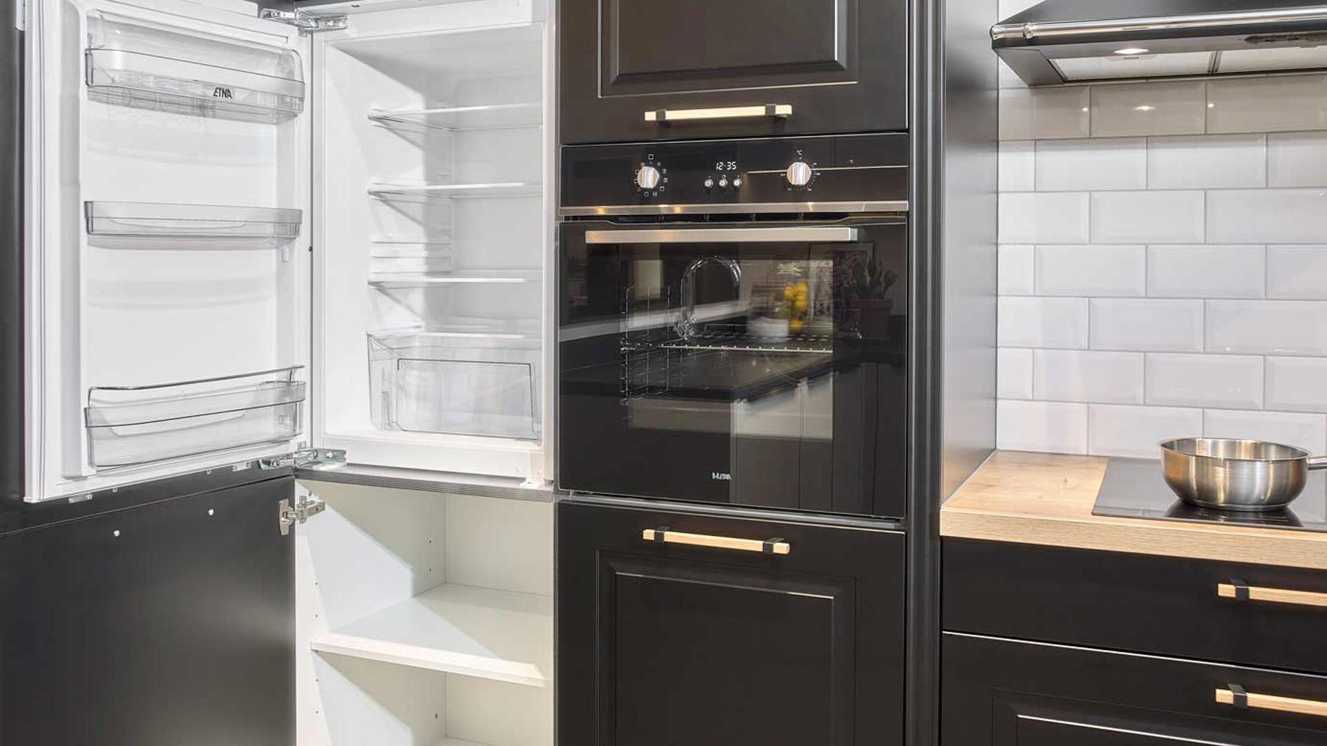 Landelijk zwarte keuken, koelkast en oven