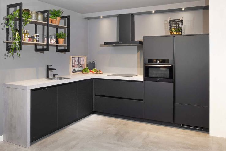 Mat zwarte keuken in moderne stijl, met betonlook aanrechtblad