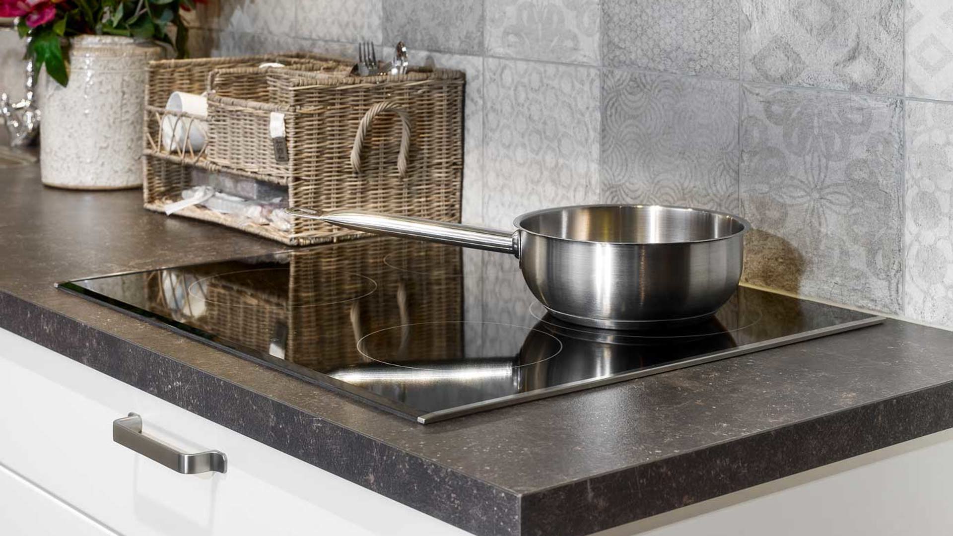 Landelijke witte keuken, inductiekookplaat