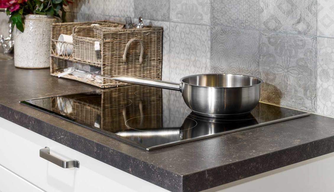 Landelijke witte keuken, inductiekookplaat
