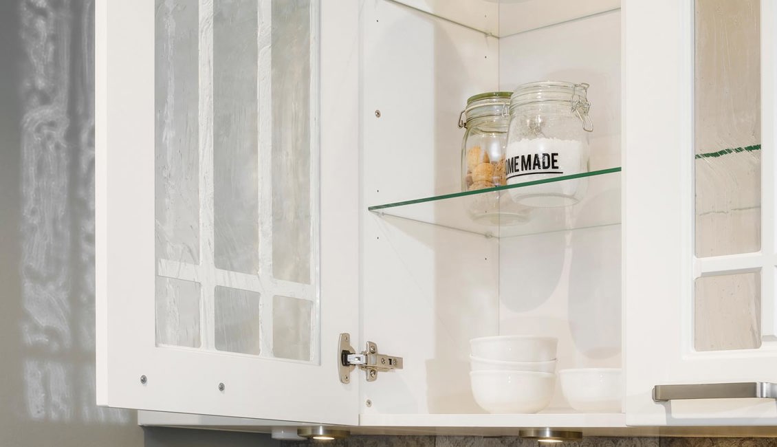Landelijke witte keuken, bovenkast glas