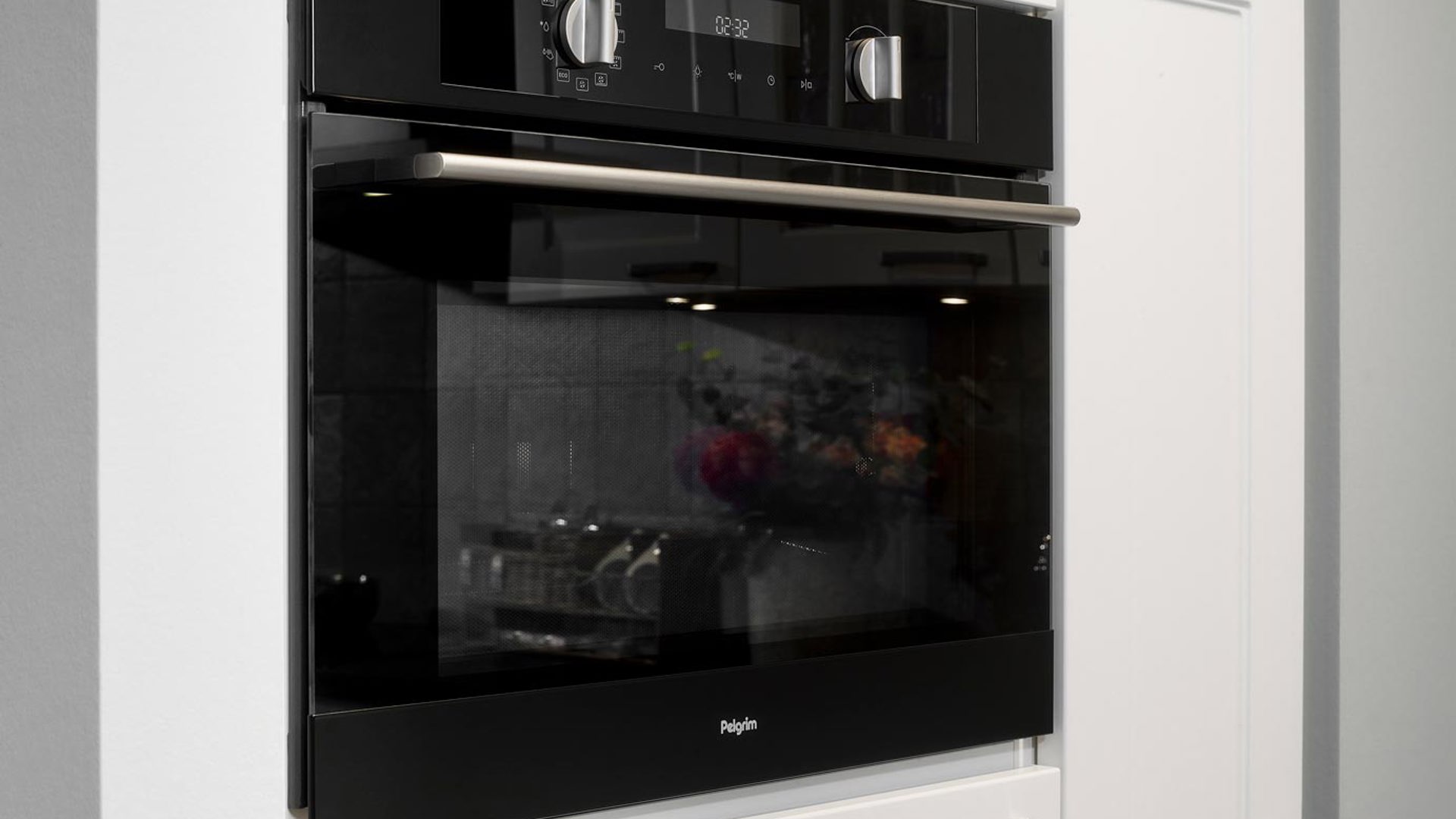 Landelijke witte keuken, oven met magnetronfunctie