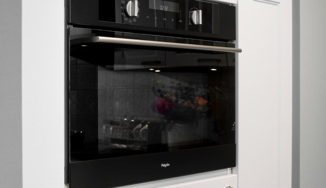 Landelijke witte keuken, oven met magnetronfunctie