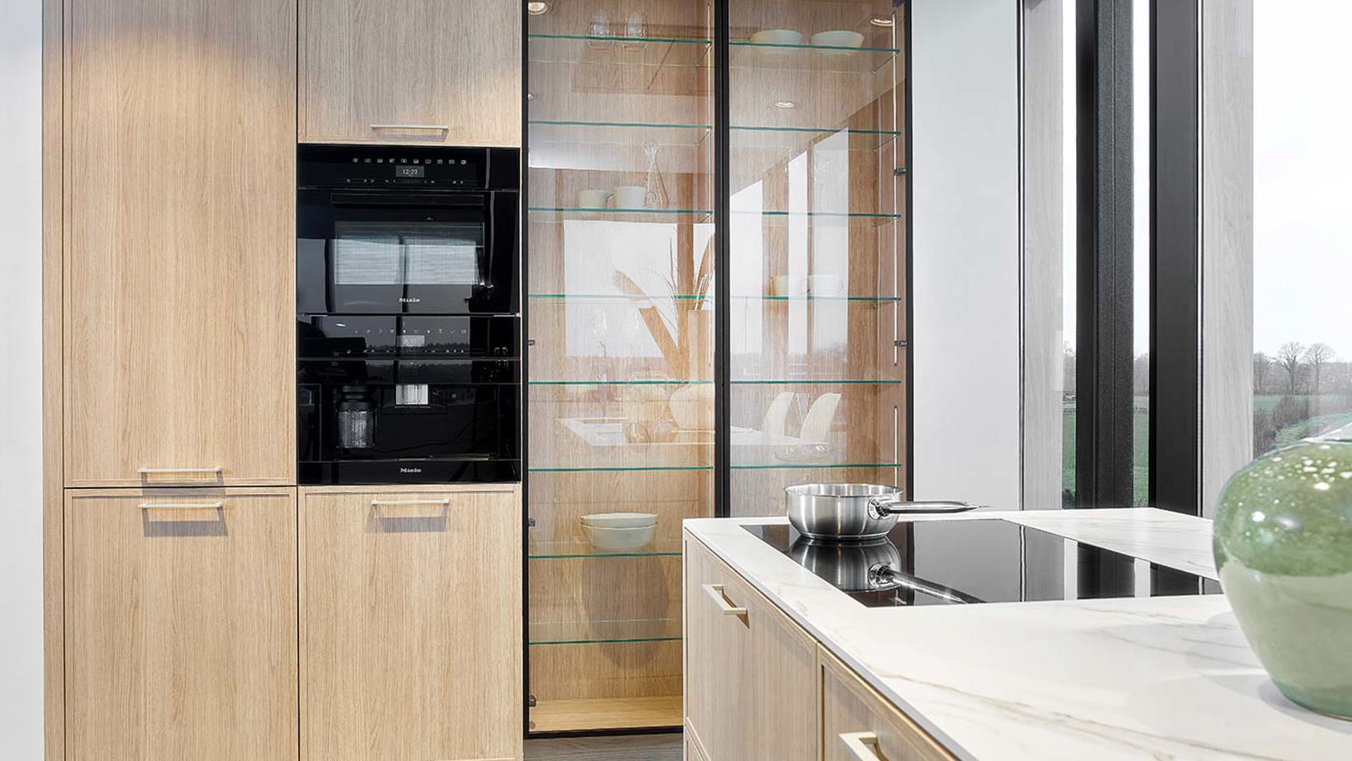 Luxe keuken met eiland, servieskast met glasdeur
