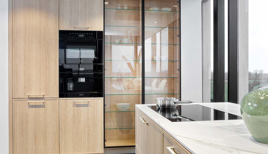 Luxe keuken met eiland, servieskast met glasdeur