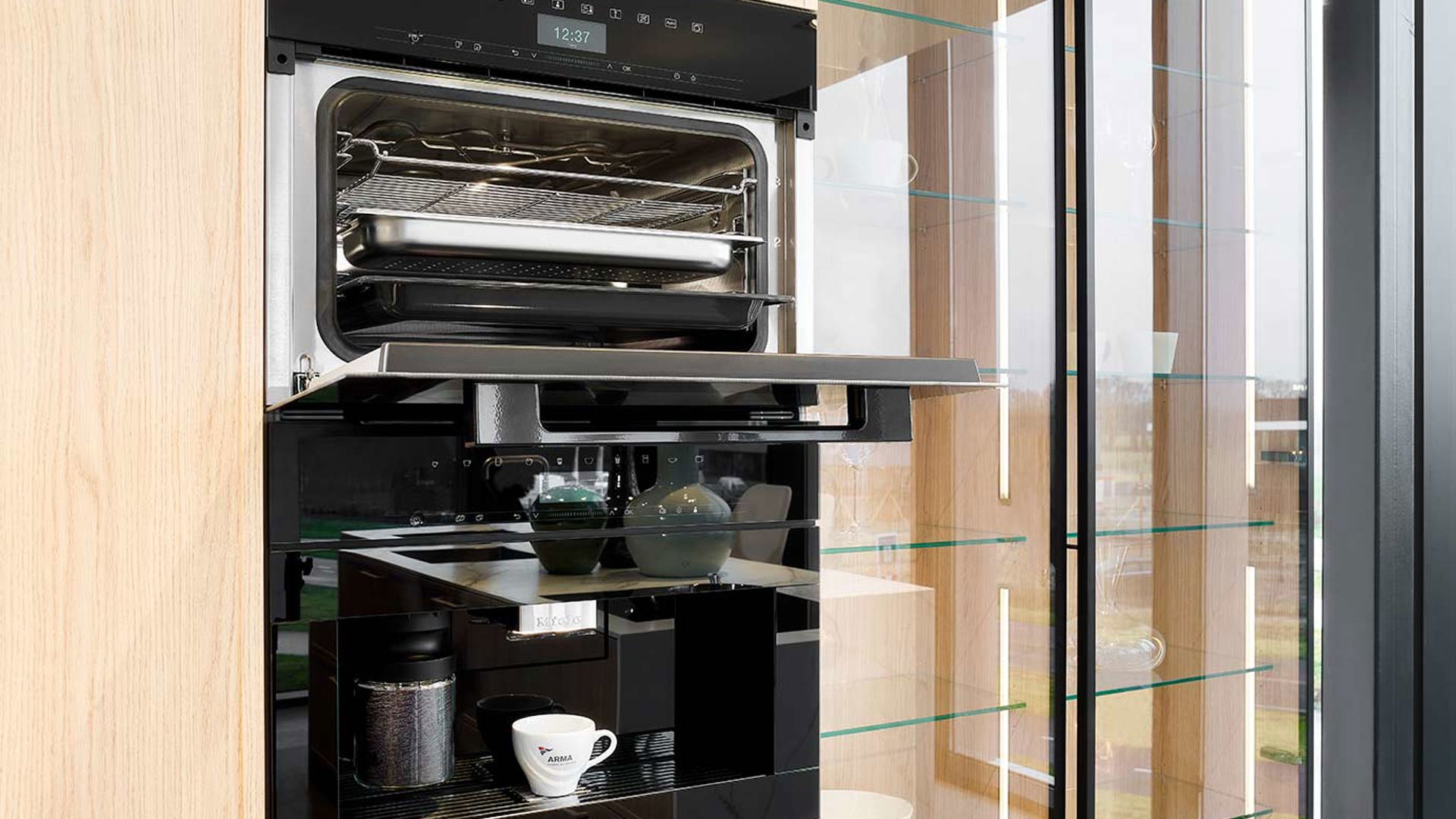 Luxe keuken met eiland, oven en inbouw koffieautomaat