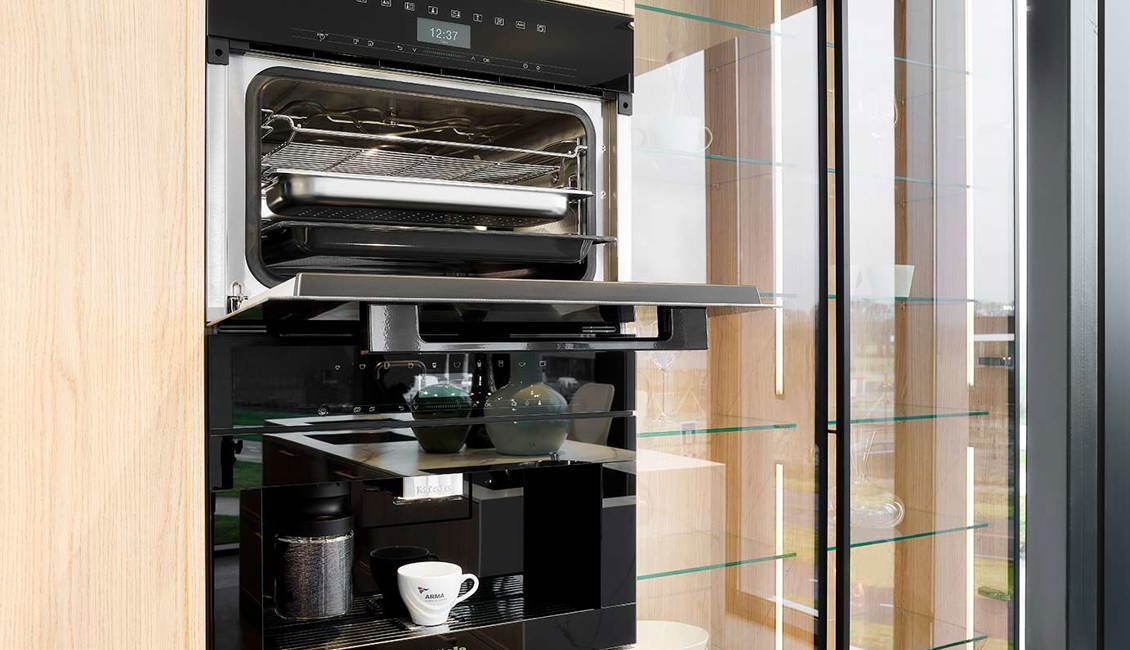Luxe keuken met eiland, oven en inbouw koffieautomaat
