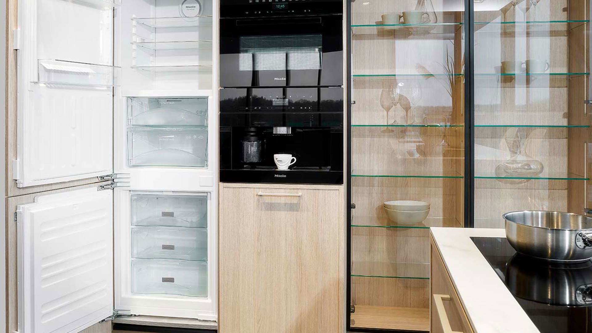 Luxe keuken met eiland, koel- vriescombinatie
