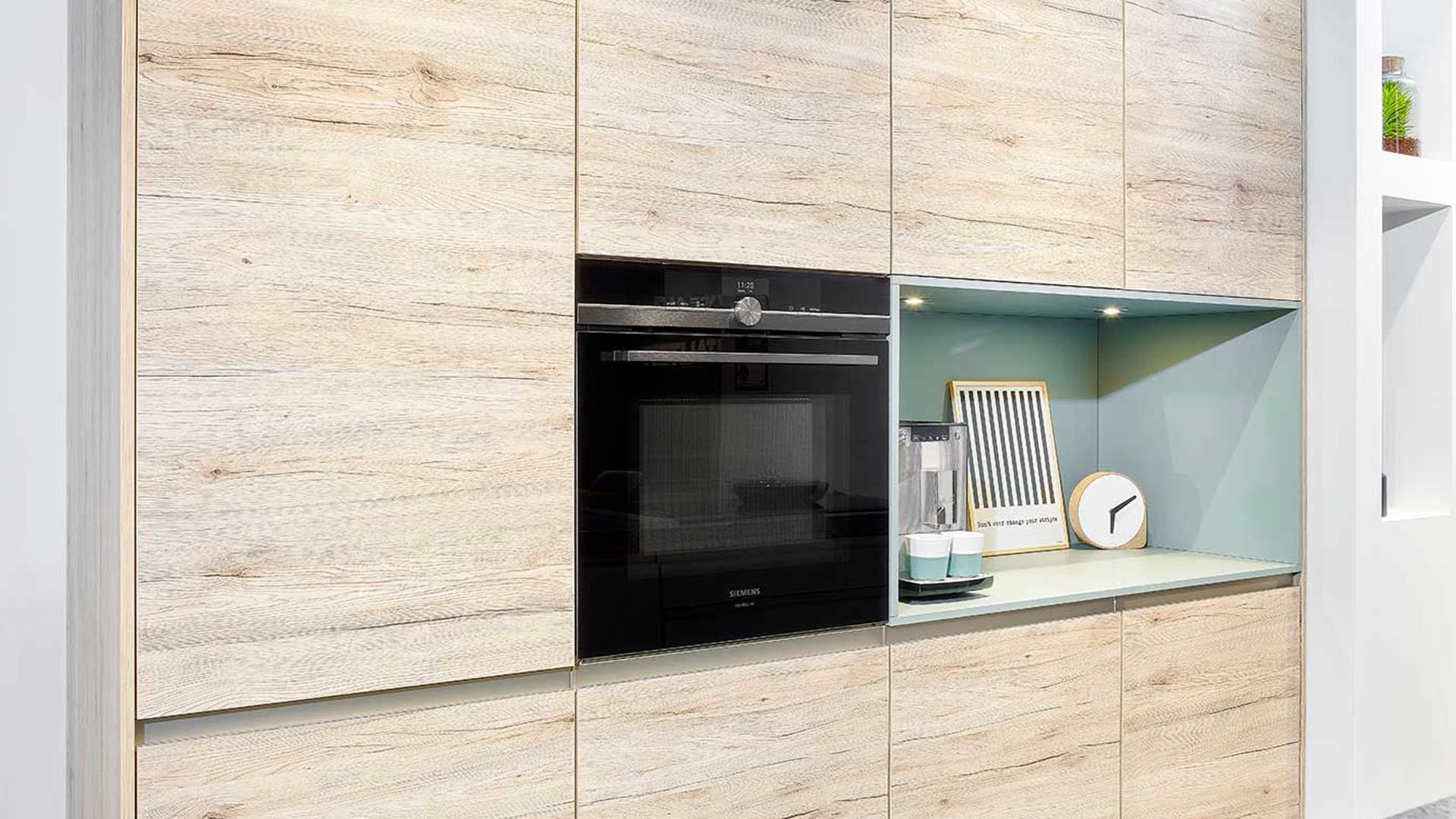 Moderne keuken met eiland, kastenwand