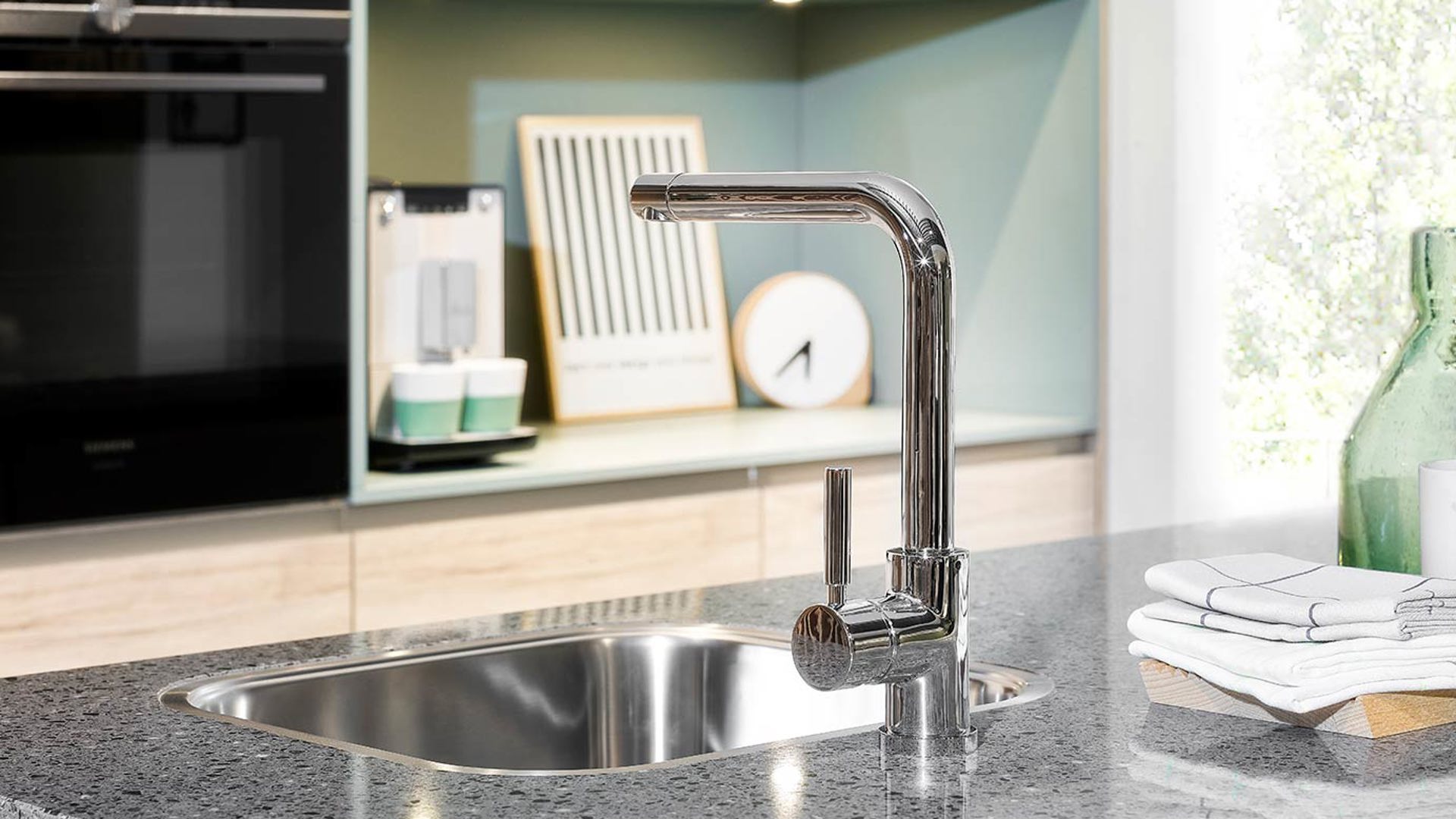 Moderne keuken met eiland, kraan en spoelbak