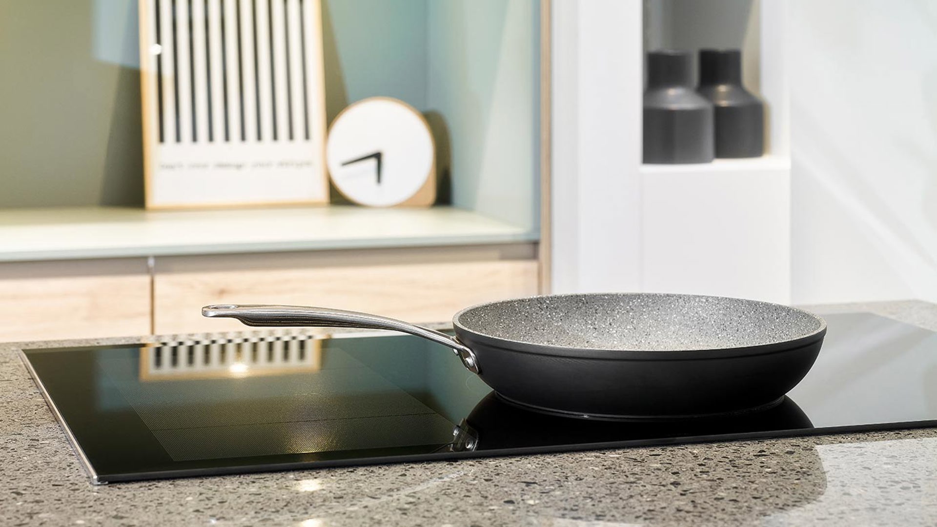 Moderne keuken met eiland, inductiekookplaat