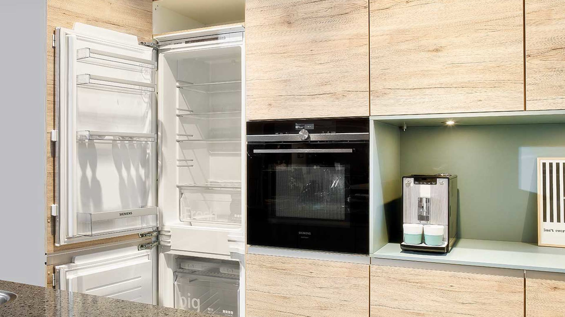 Moderne keuken met eiland, koel- vriescombinatie