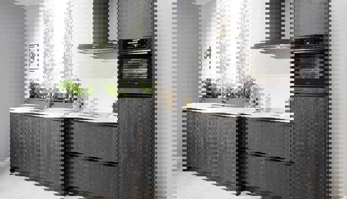 Zwarte houten keuken in rechte opstelling