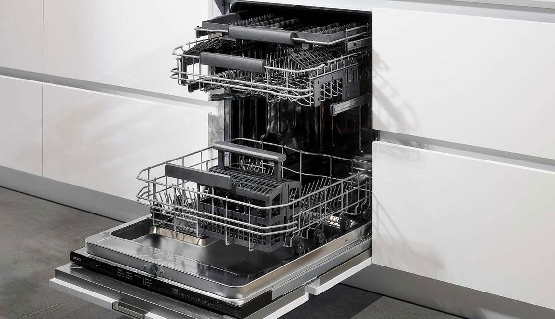 Moderne greeploze keuken, vaatwasser