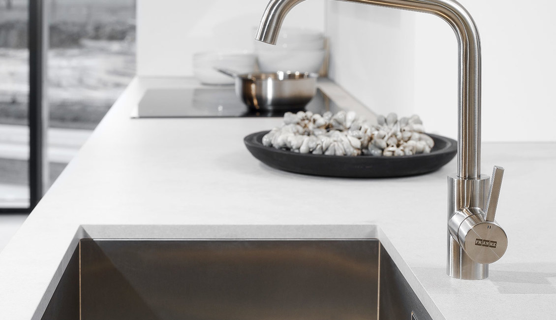 Moderne greeploze keuken, kraan en spoelbak