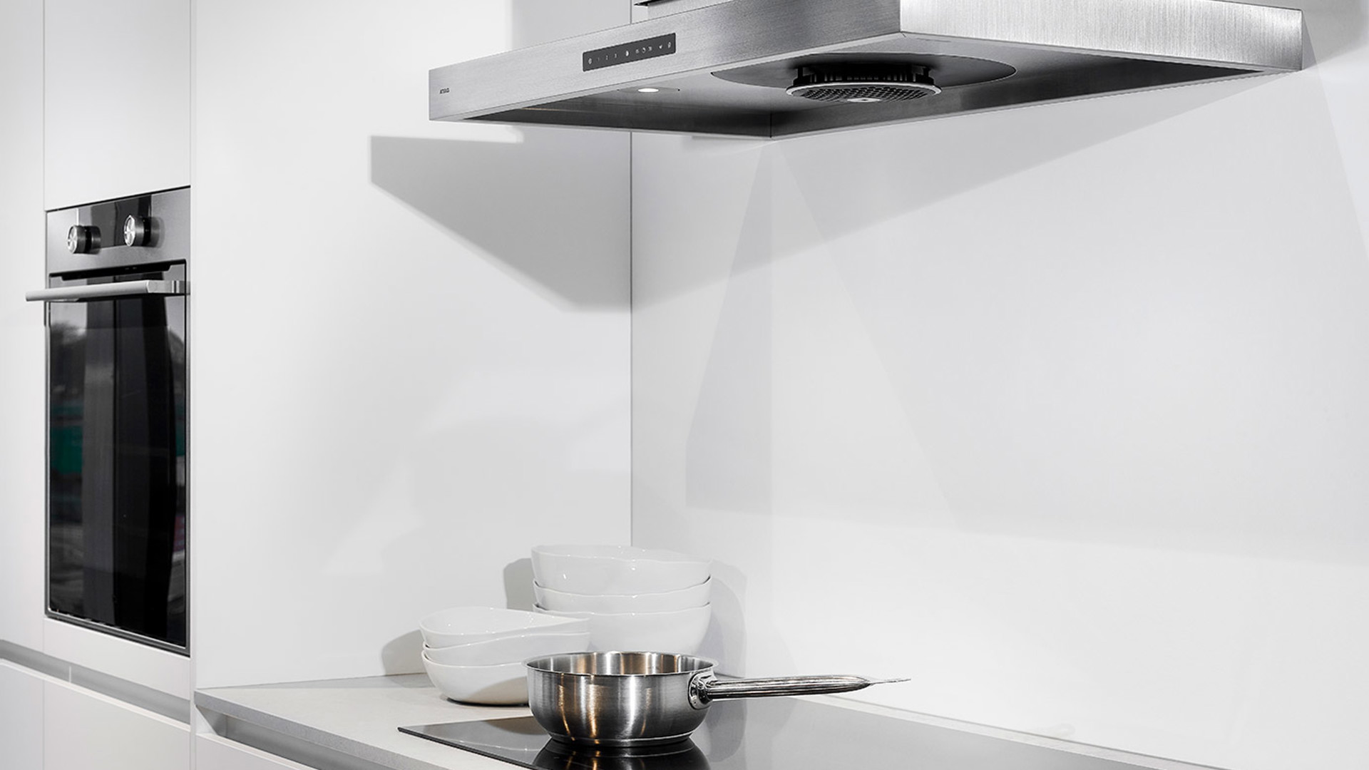 Moderne greeploze keuken, inductiekookplaat en afzuigkap