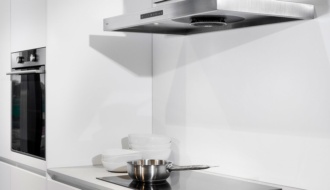 Moderne greeploze keuken, inductiekookplaat en afzuigkap