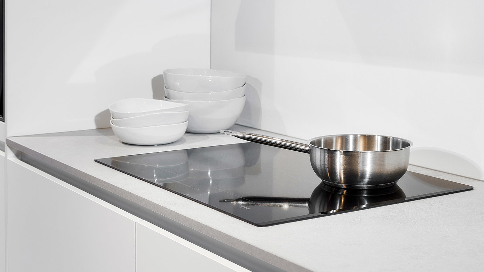 Moderne greeploze keuken, inductiekookplaat