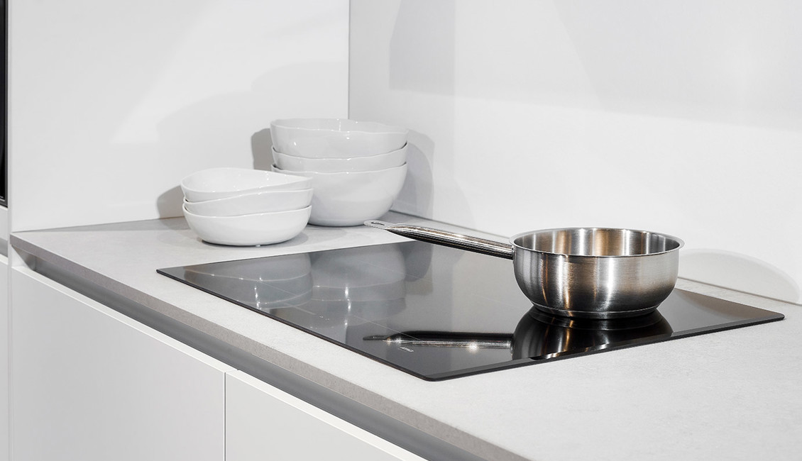 Moderne greeploze keuken, inductiekookplaat