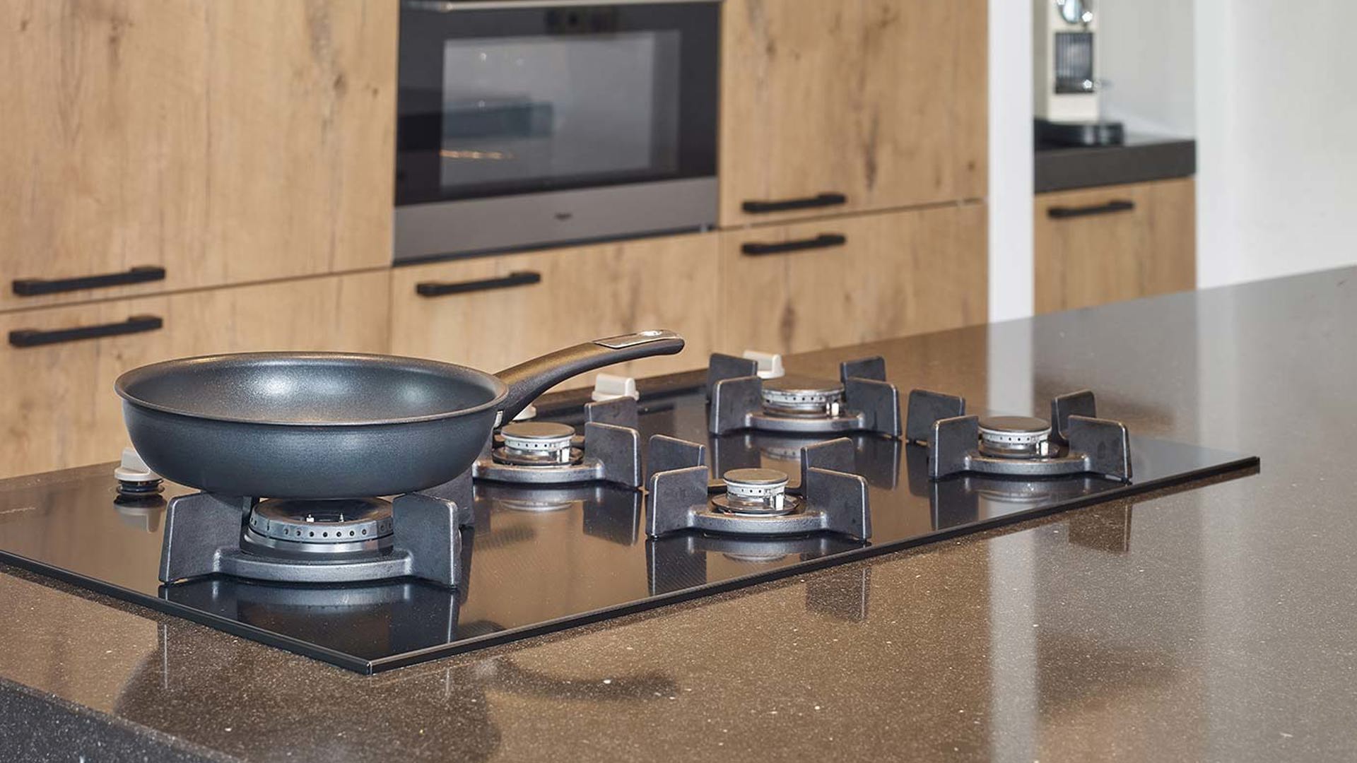 Landelijke keuken met eiland Hengelo, gas-op-glas kookplaat